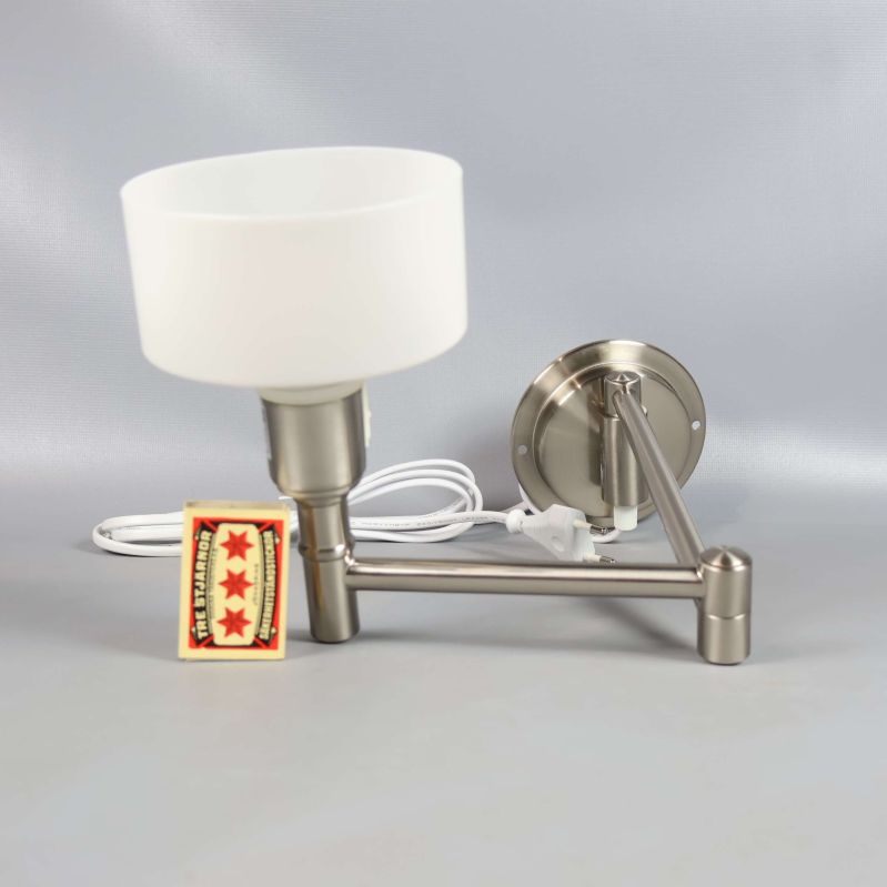 Vägglampan från sidan med tydlig vit skärm och strömkabel