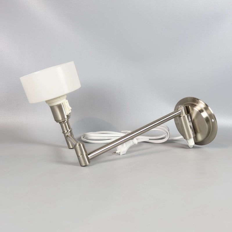 Vägglampa med metallarm och vit sladd mot grå bakgrund