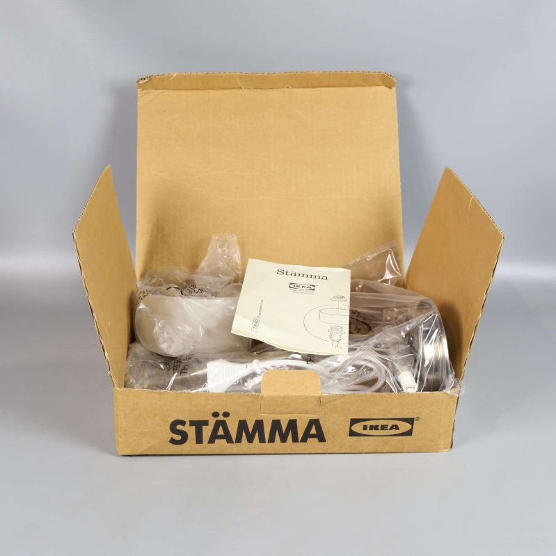 Öppen STÄMMA kartong med ouppackad vägglampa och instruktioner