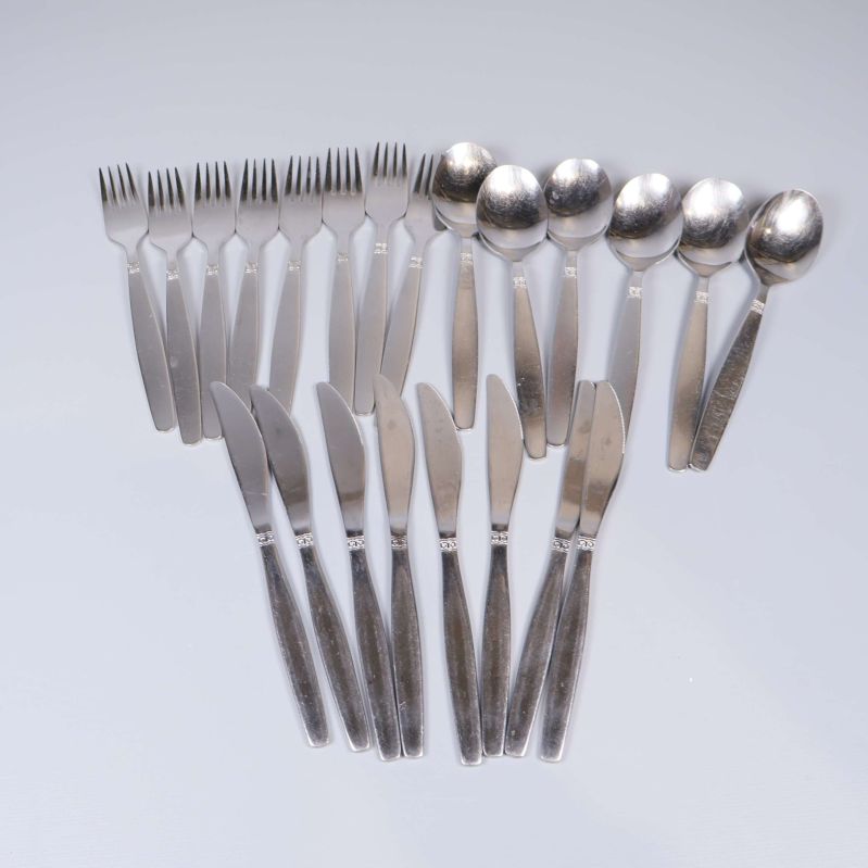 Komplett uppsättning bestick med knivar, gafflar och skedar i rostfritt stål