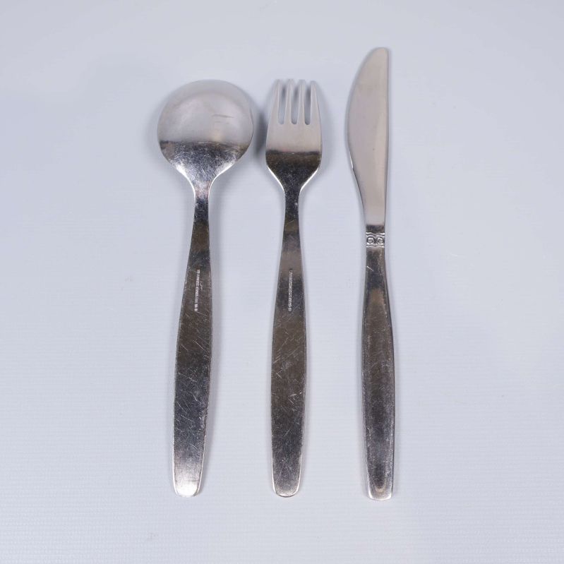Närbild på bestick i tre delar uppifrån