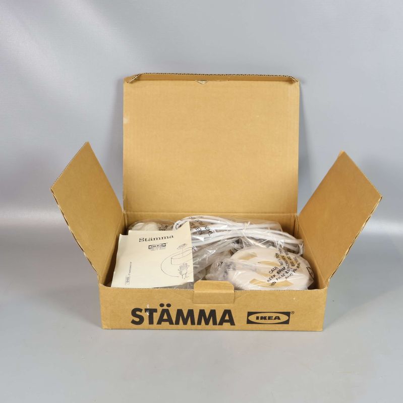 Lampa och monteringsanvisning i öppen IKEA-förpackning