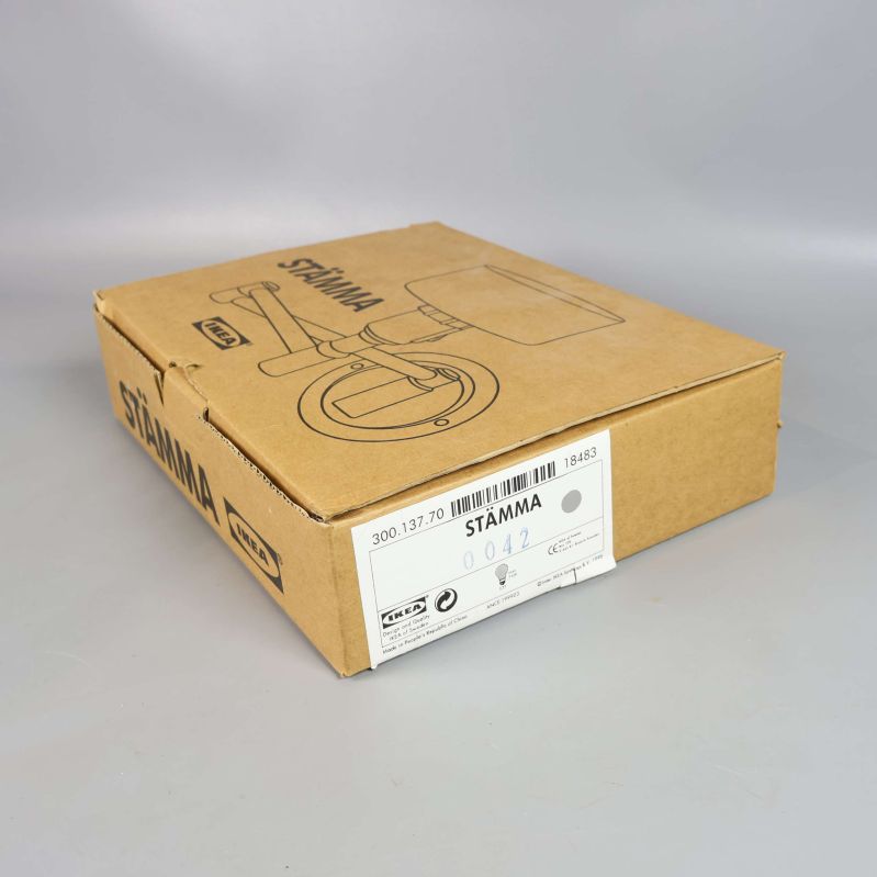 Stängd IKEA-förpackning med etikett för modellen STÄMMA