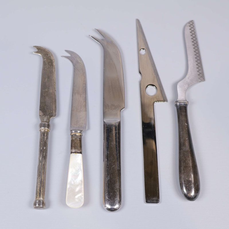 Fem ostknivar i olika former och design upplagda i rad