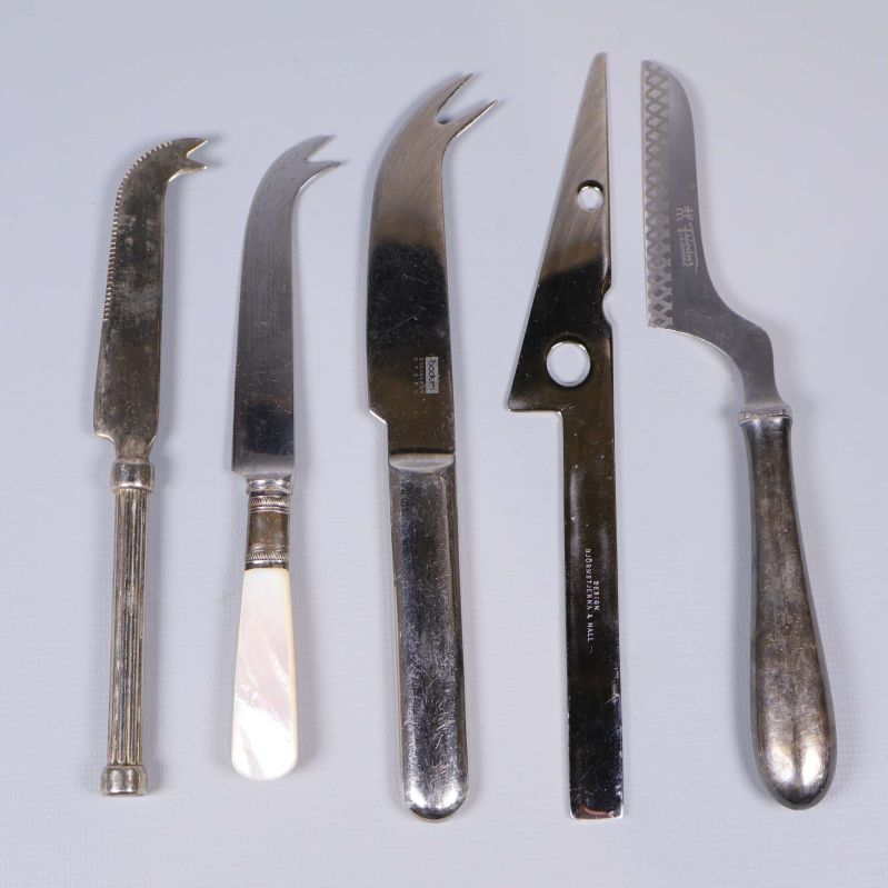 Ostknivar, olika former och handtag, baksidan synlig