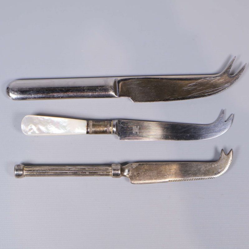 Tre ostknivar sett ovanifrån med detaljerade handtag