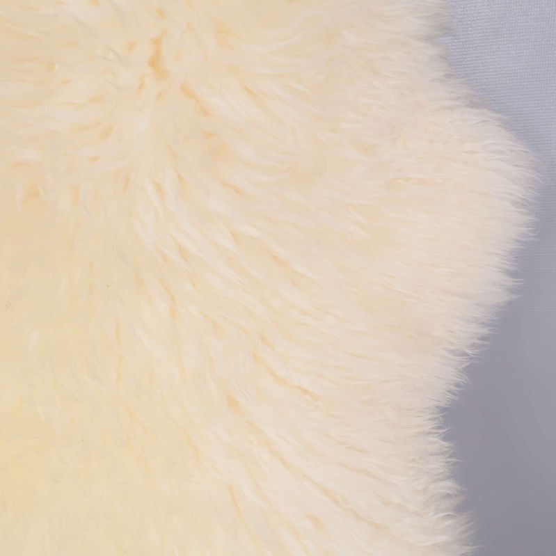 Närbild på fluffig textur av vitt fårskinn