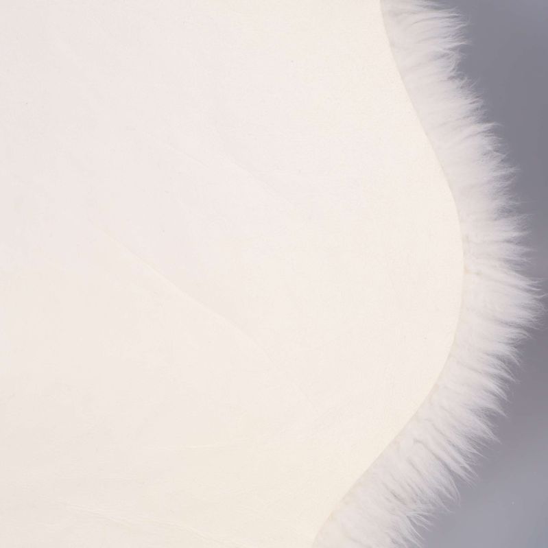Detalj av kanten och undersidan på vitt fårskinn