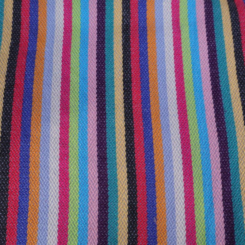 Närbild på bärsjalens färgglada randiga tyg