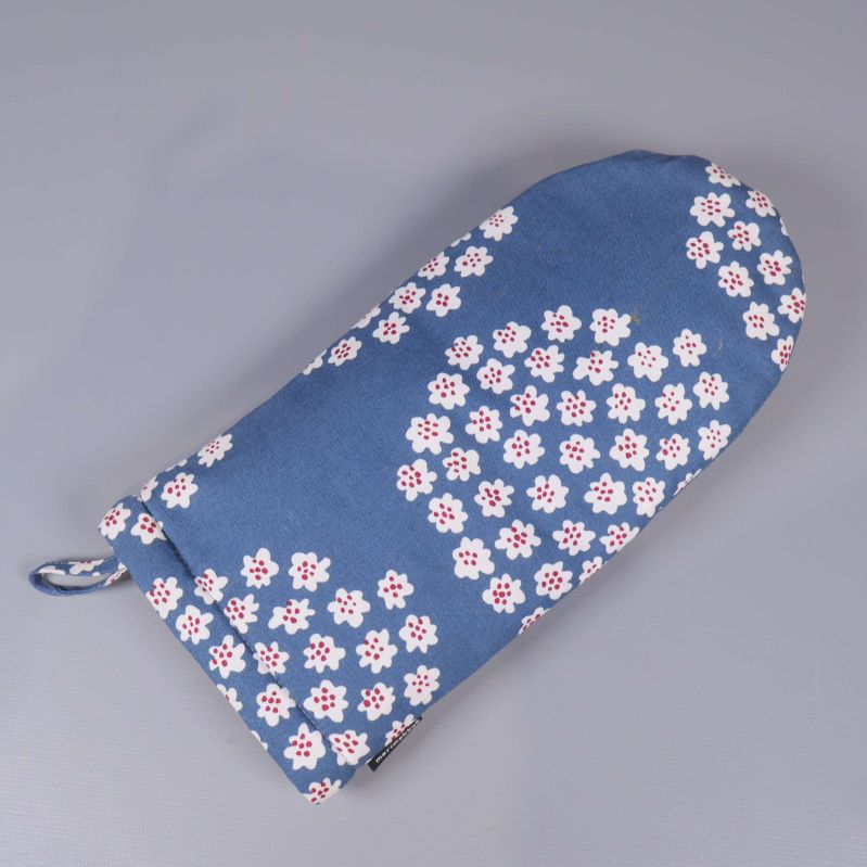 Blå och vitmönstrad grytvante set ovanifrån