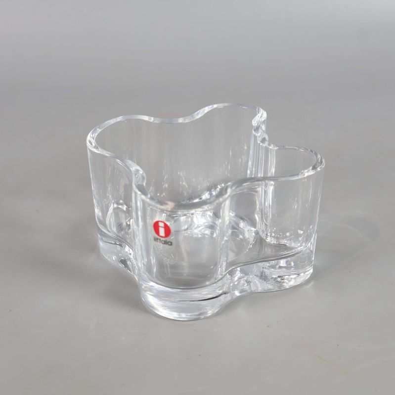 Klarglaslykta med vågiga former och Iittala-logga