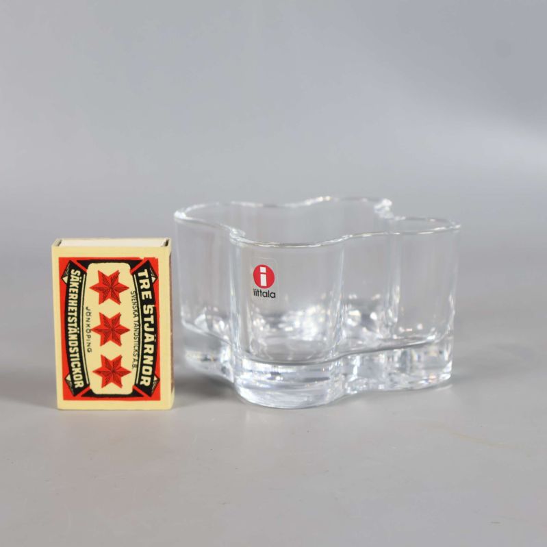 Glaslykta med tändsticksask för storleksjämförelse