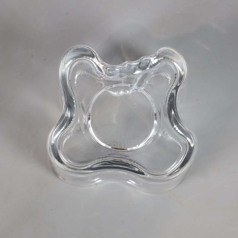 Botten på vågig ljuslykta i glas