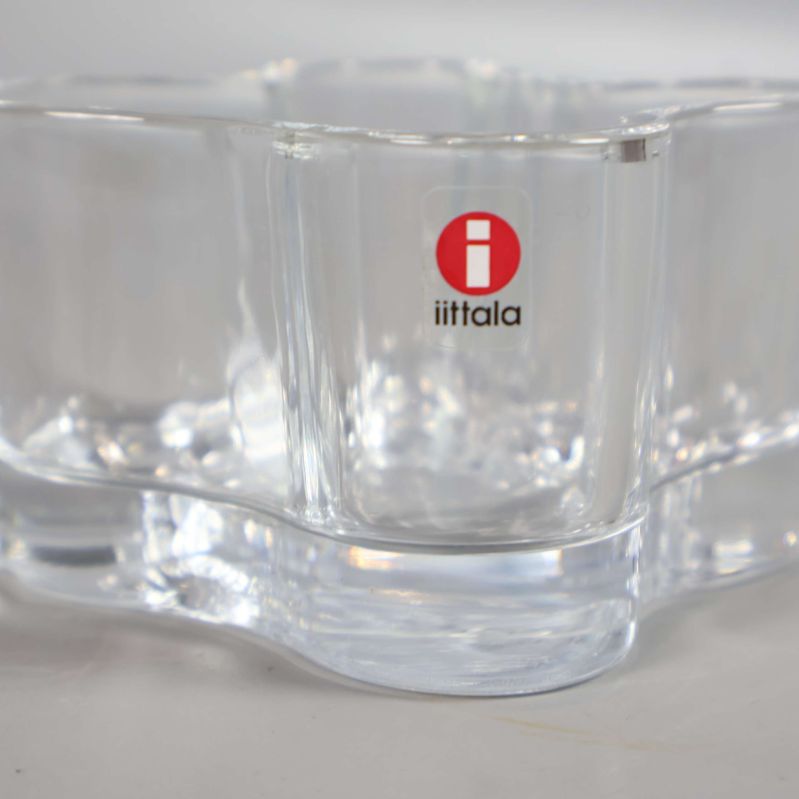 Närbild på Iittala-logga på klarglaslykta