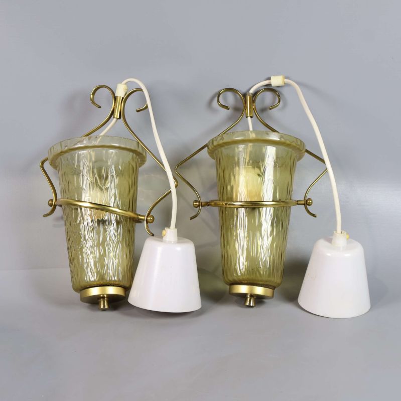 Två taklampor med mönstrat gult glas och metallupphängning