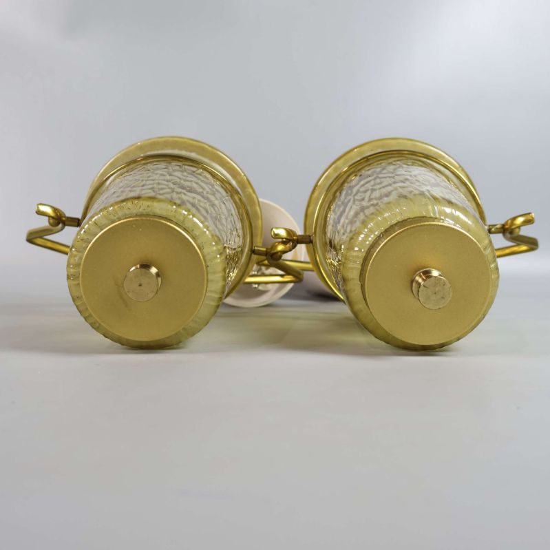 Botten av taklampornas guldfärgade metallfäste i närbild