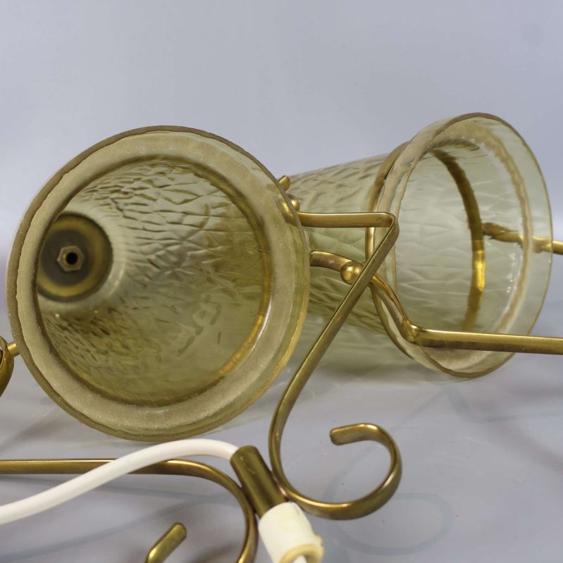 Närbild på lampornas öppna glasinsida och metallupphängning