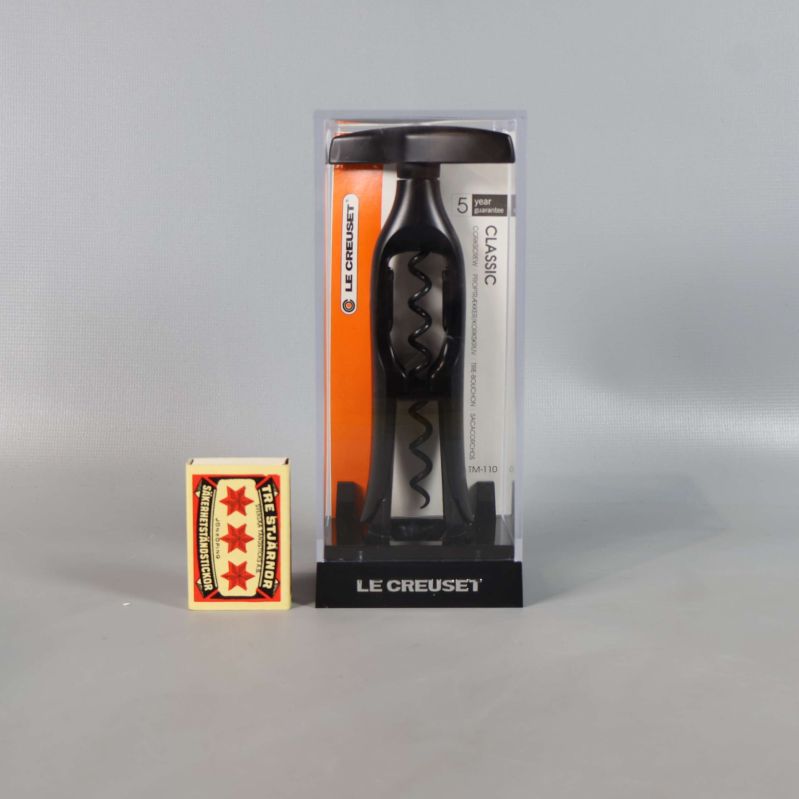 Korkskruv från Le Creuset i förpackning bredvid tändsticksask