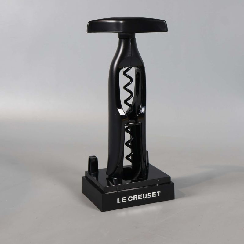 Le Creuset korkskruv stående i sitt svarta ställ