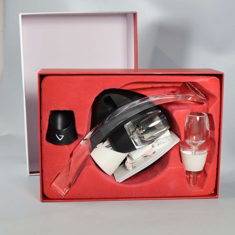 Vinturi dekanter set öppet i originalförpackning med alla delar synliga i röd insats