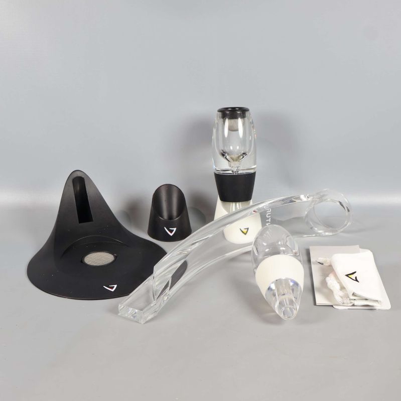 Alla delar ur Vinturi dekanter set uppställda på rad