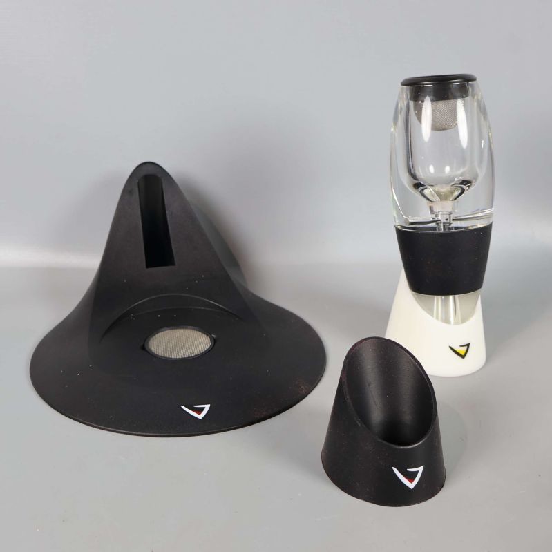 Tre huvudsakliga plastdelar ur setet, svart och vitt tema