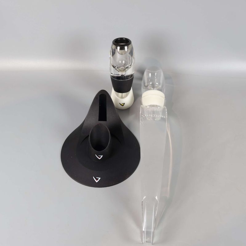 Setets huvuddelar och tillbehör liggande mot grå bakgrund