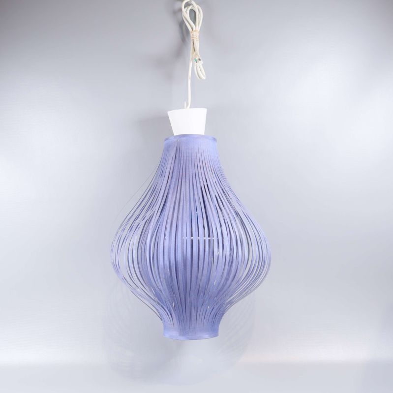 Blå taklampa med böjda band upphängd mot ljus bakgrund