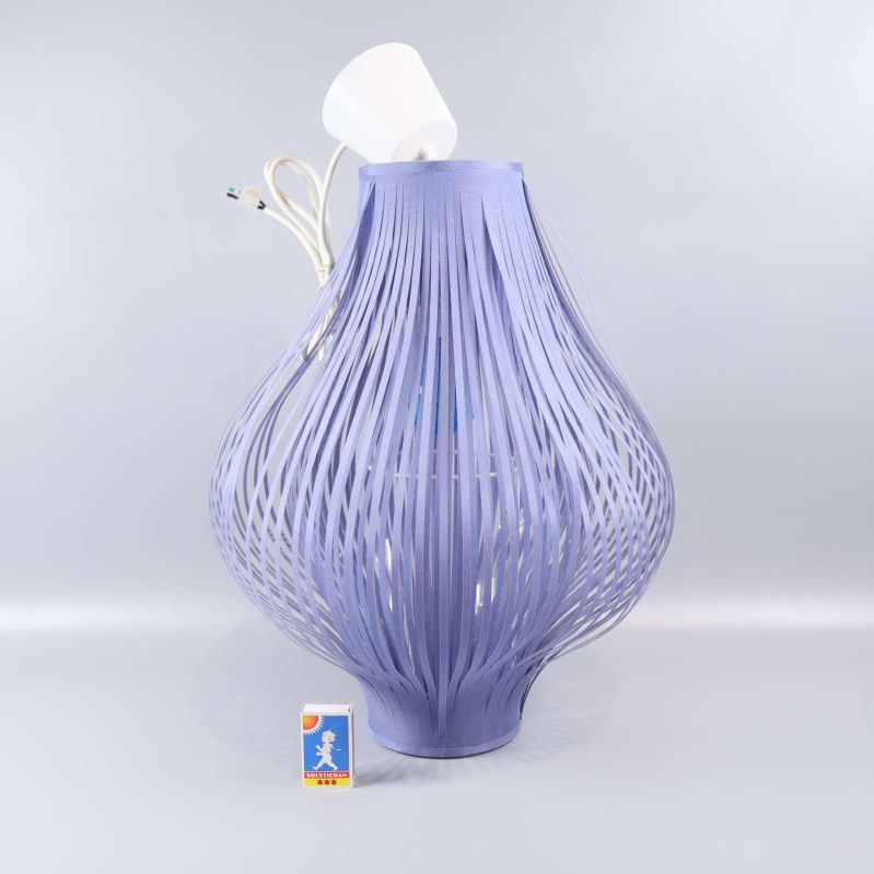 Blå taklampa placerad bredvid ett tändsticksask för storleksjämförelse