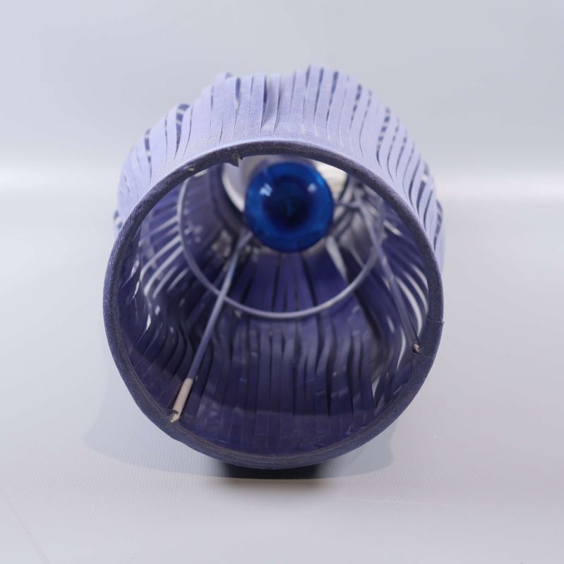 Lampans insida sedd genom öppningen med elinstallation synlig