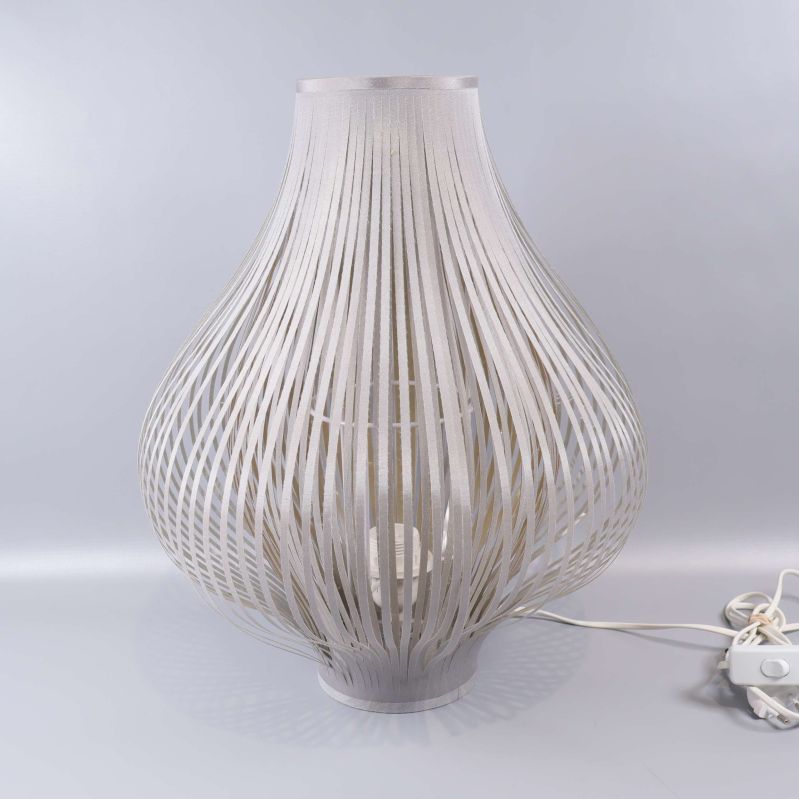 Stor bordslampa med genombruten design