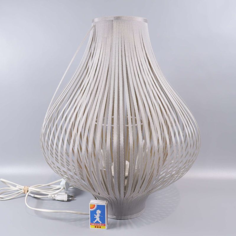 Bordslampa med sladd och tändsticksask för storleksreferens