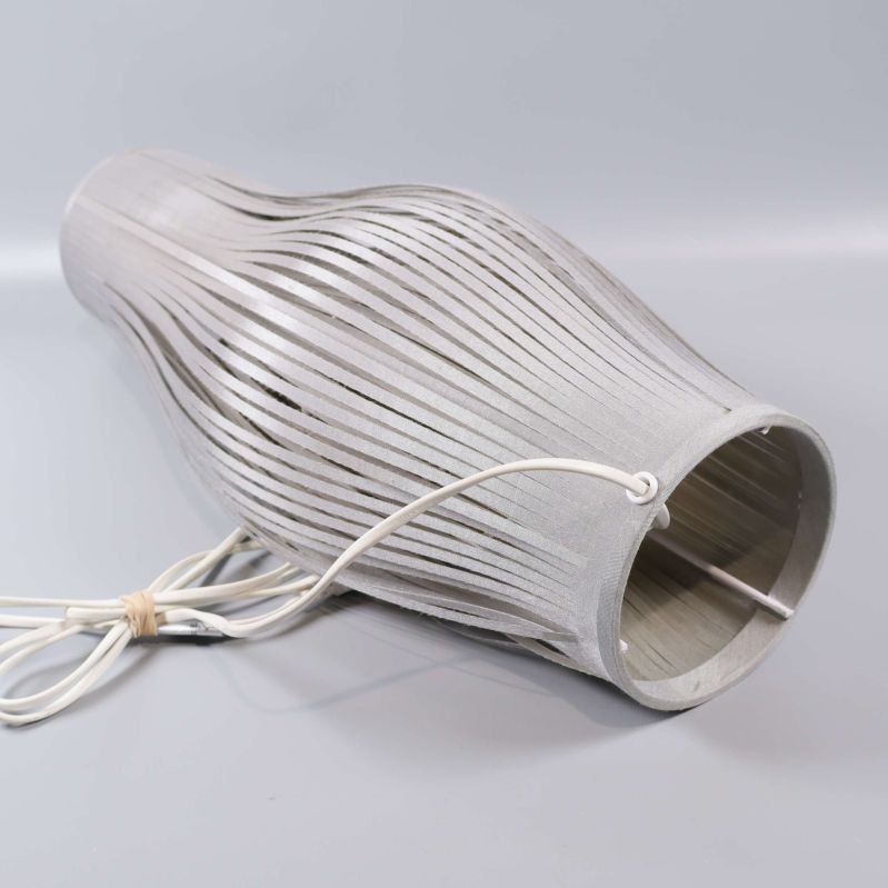 Liggande bild av bordslampa med kabel synlig