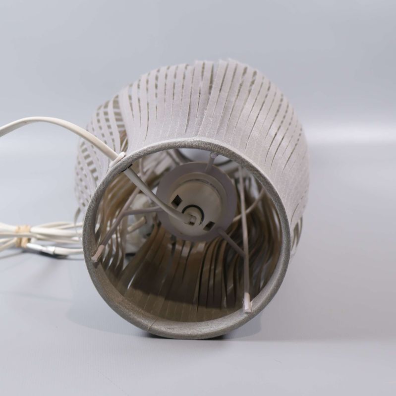 Öppen botten av bordslampan med elkabel synlig