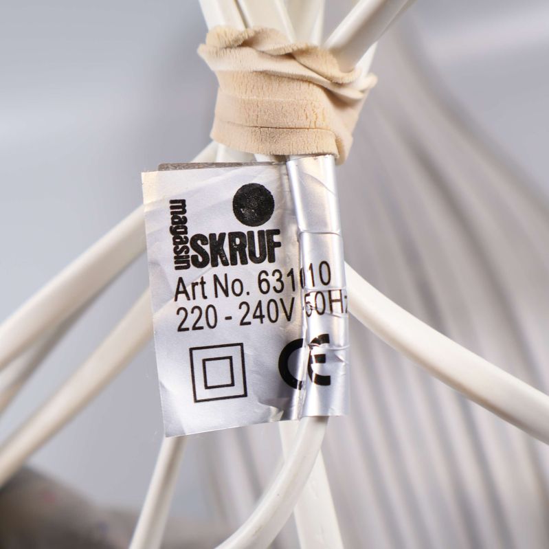 Närbild på etikett från Skruf på lampans sladd