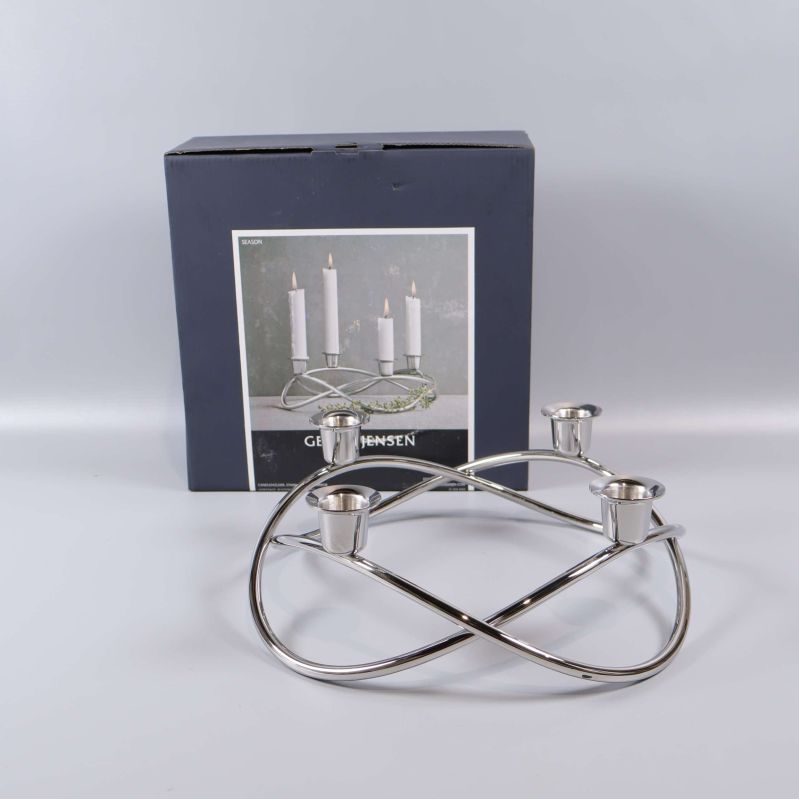 Fyraarmad modern ljusstake framför förpackning