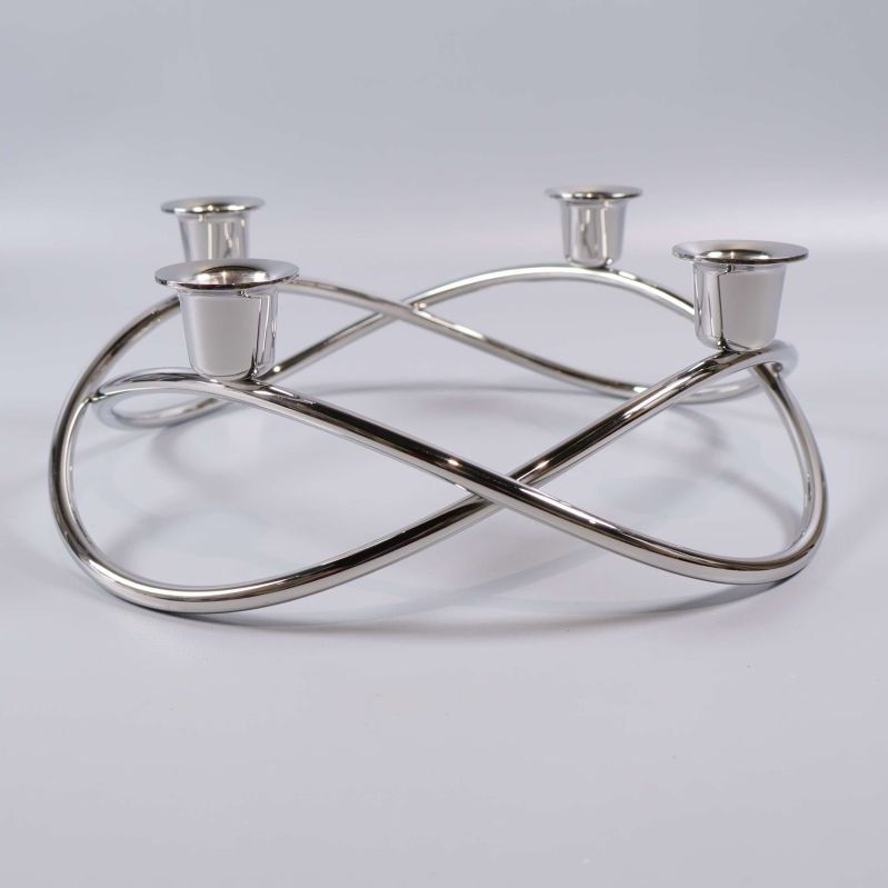 Närbild på böjd fyrarmad ljusstake i metall