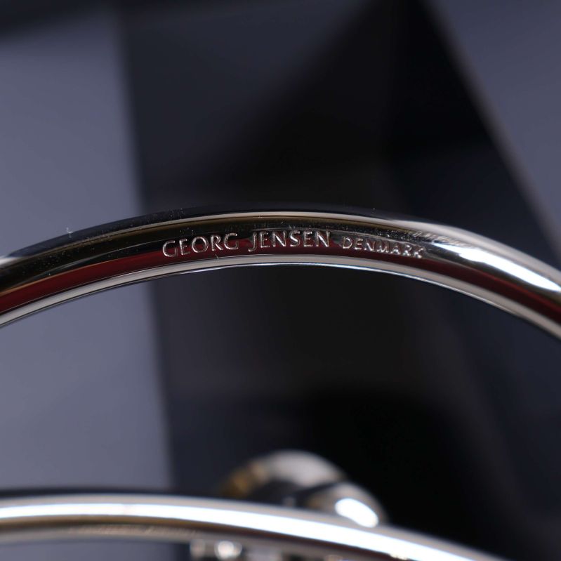 Detaljbild av ingraverad text Georg Jensen Denmark