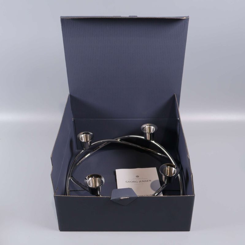 Ljusstake ligger i öppen förvaringsask