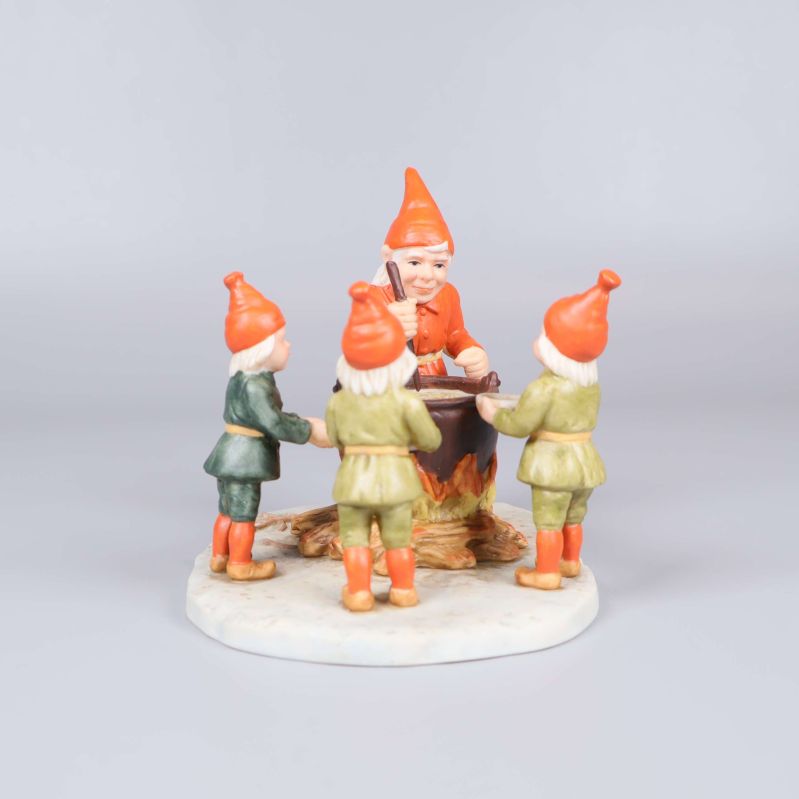 Baksidan av tomtefiguren med nissar vid grytan
