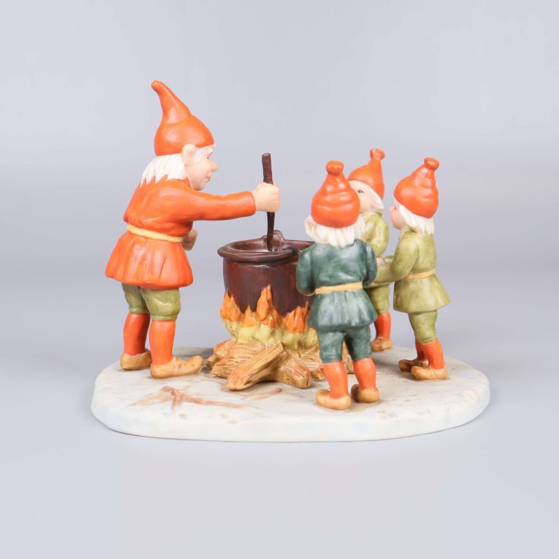 Tomtefigur sedd från sidan med eld och gryta i fokus