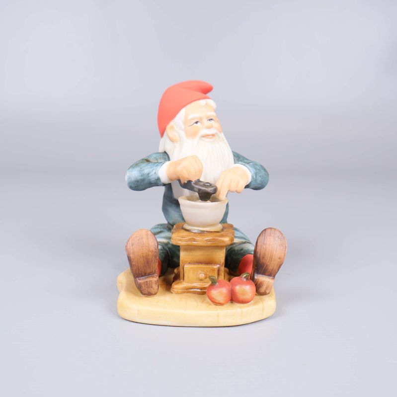 Framsida av tomtefigur med röda skor och luva