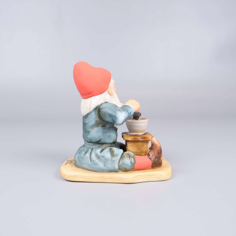 Baksida av tomtefigur med kvarn synlig