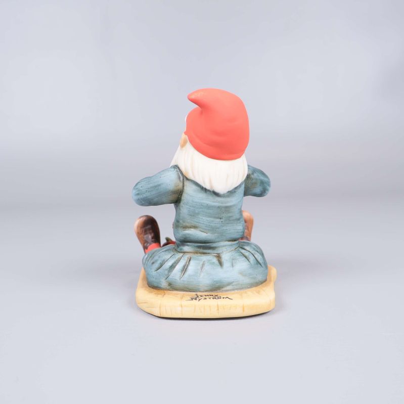 Baksidan på tomtefiguren visar signaturen Jenny Nyström