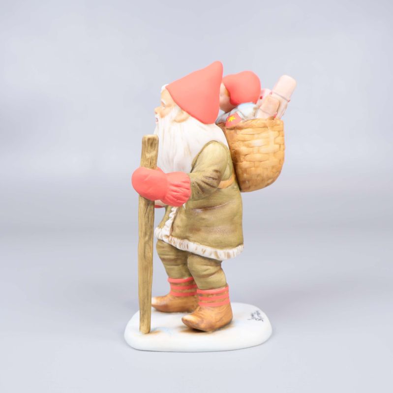 Tomtefigur från sidan med synliga röda vantar och skor