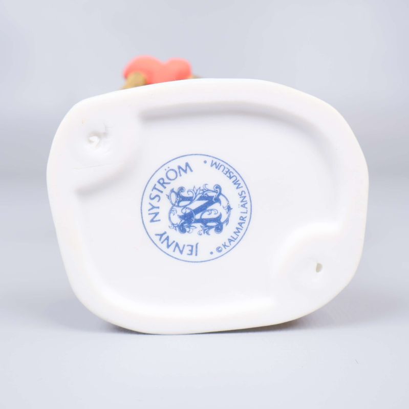 Under botten på tomtefiguren med blå Jenny Nyström-stämpel