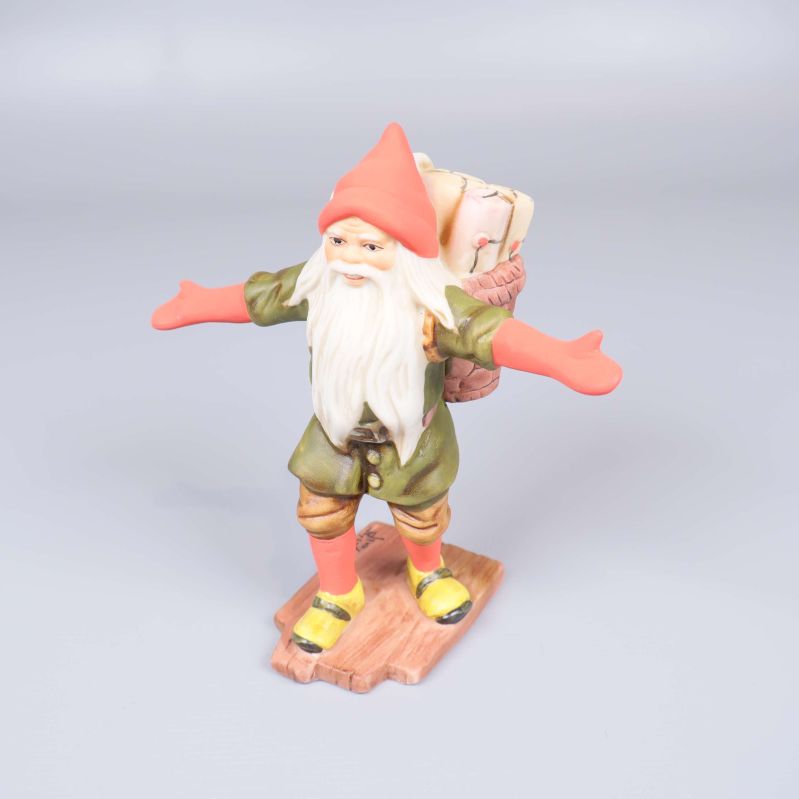 Tomtefigur med ryggsäck och utsträckta armar på ljus bakgrund