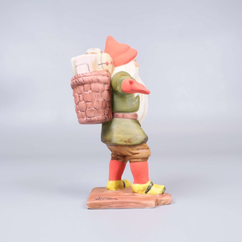 Tomtefigur sedd från höger sida med synlig ryggsäck