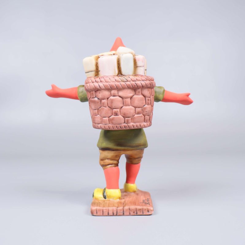 Baksida av tomtefigur med korg och paket synliga