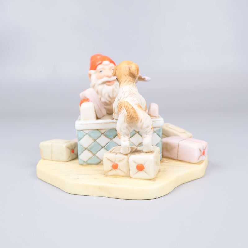 Baksidan av porslinsfigur, synliga paket och dekorationer